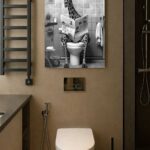 Gazete Okuyan Zürafa Siyah Beyaz Dekoratif Banyo Tablosu